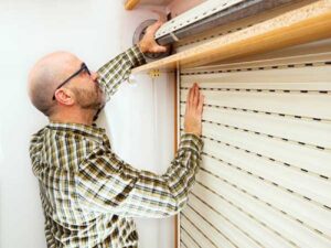 چگونه کرکره برقی و بدون برق باز کنیم؟