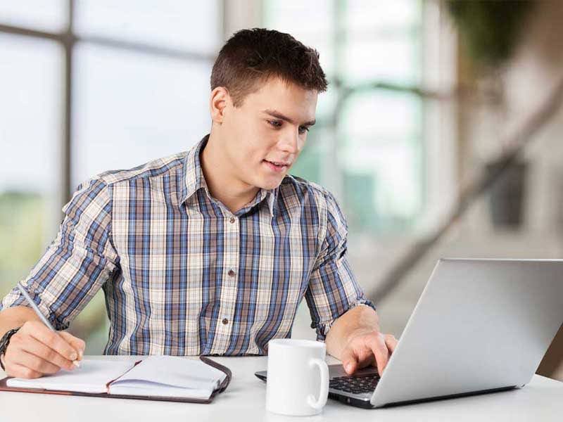 چه لوازم دیجیتالی برای مدرسه و دانشگاه لازم است؟ (راهنمای خرید ۱۴۰۴)